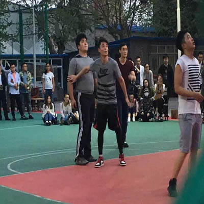 霍建华青岛街头打篮球 投篮帅气防守积极(图)
