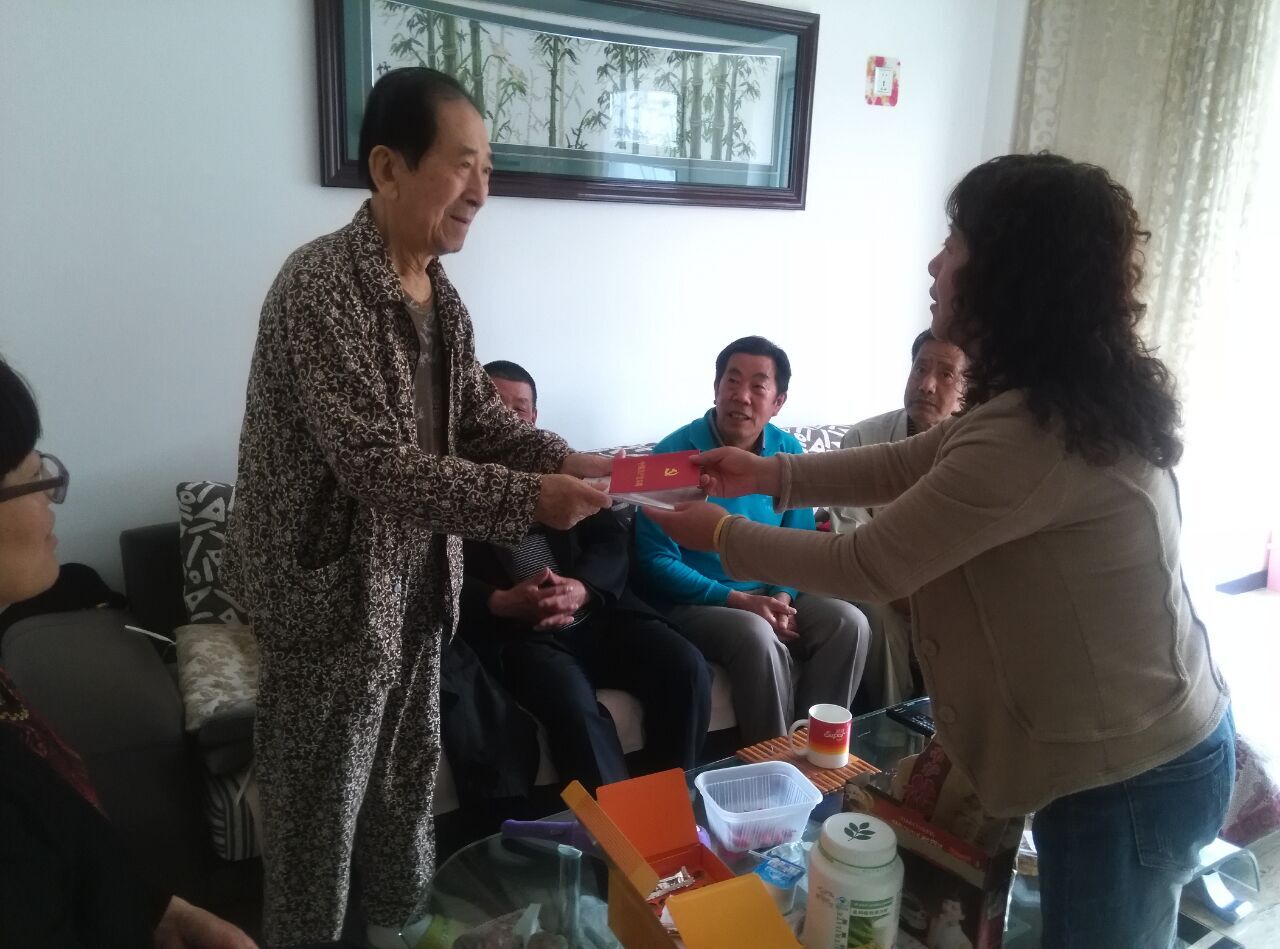 两学一做集锦（向老党员发放学习材料）