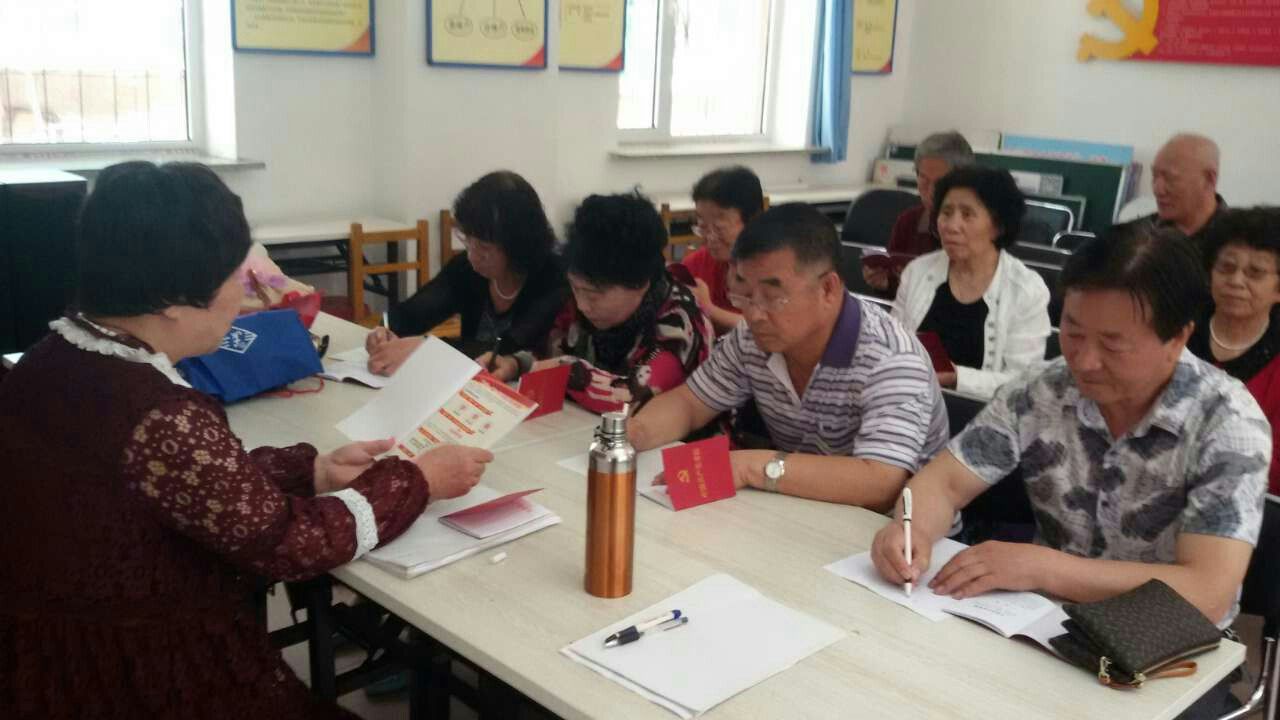 两学一做集锦（社区楼院党支部代表带头学习党章）