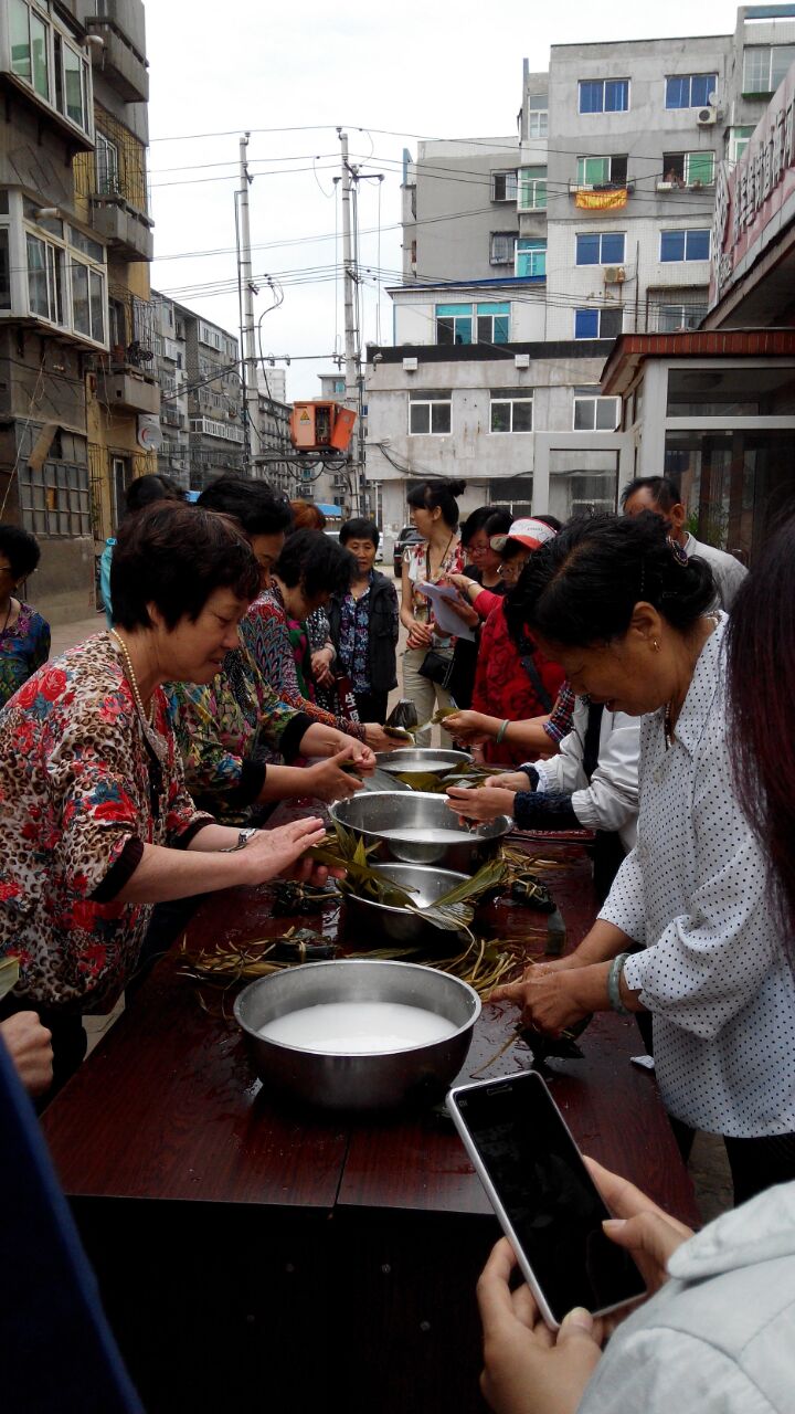 邻里节居民包粽子比赛