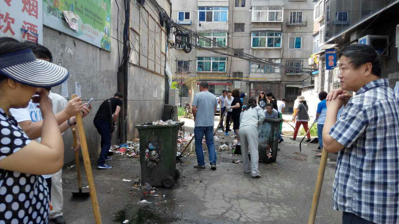 社区志愿者清理社区大环境卫生