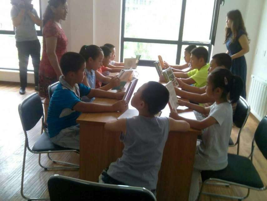 社区小学生参加读书活动