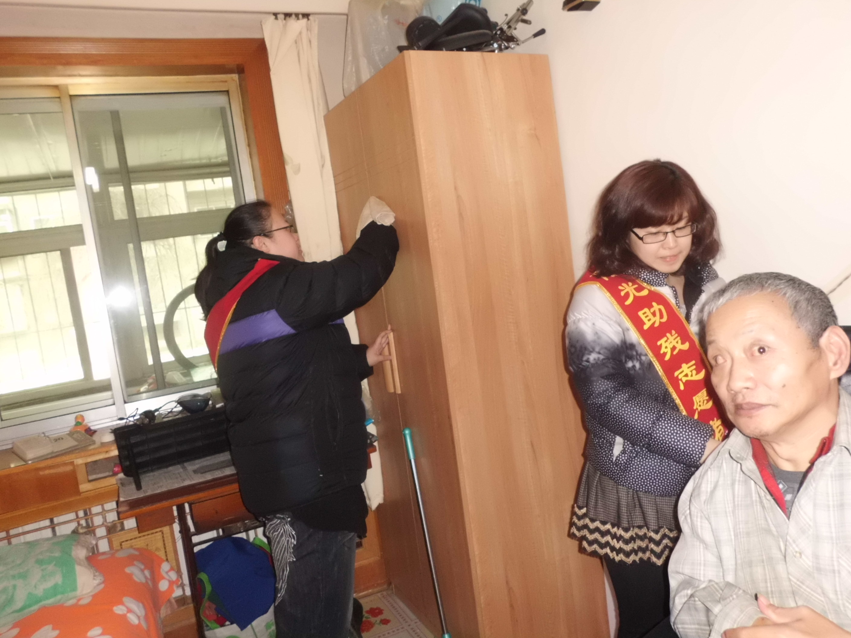 共青团志愿者到残疾人家中服务
