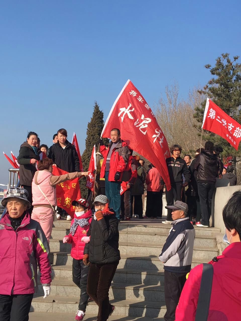 共青团志愿者参加河堤徒步走