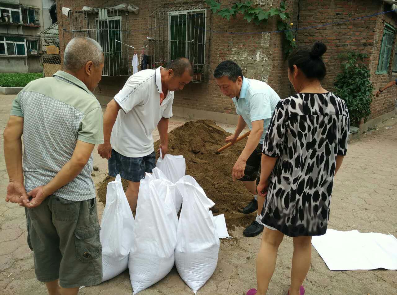 组织居民装沙袋防汛