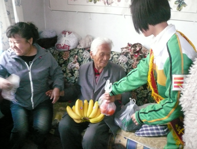 走访慰问孤寡老人