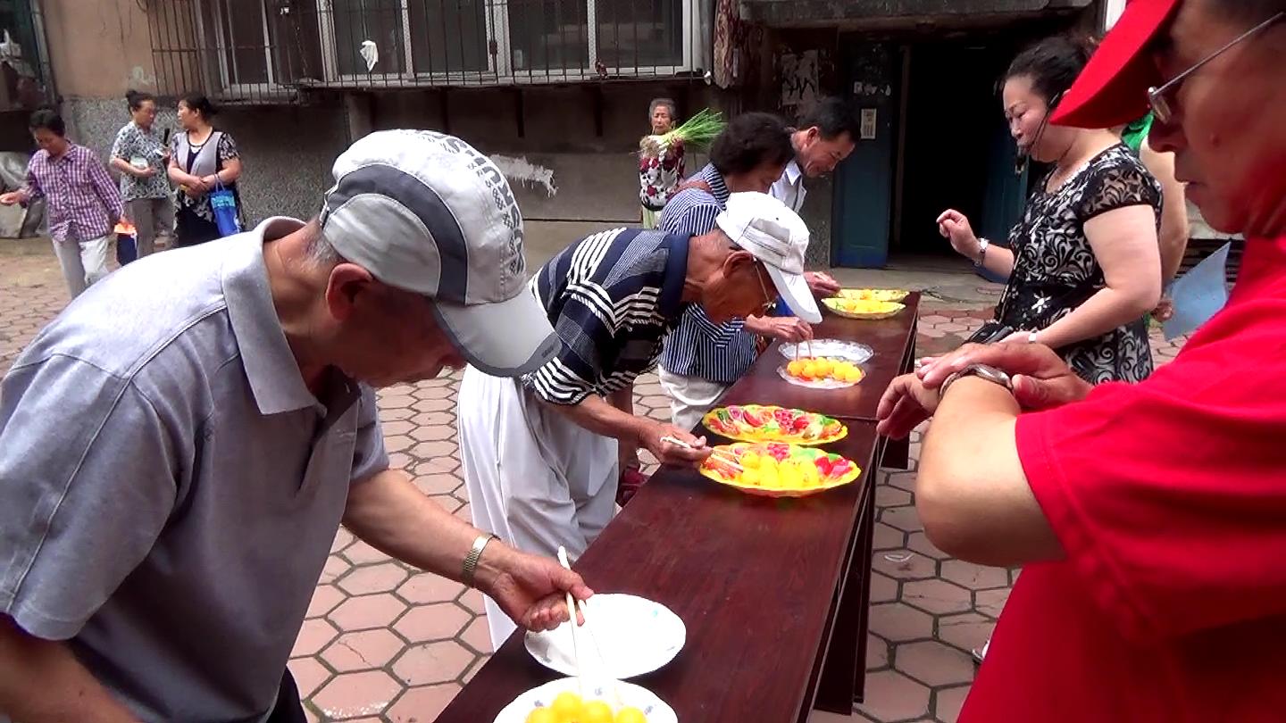 社区组织老年趣味运动会