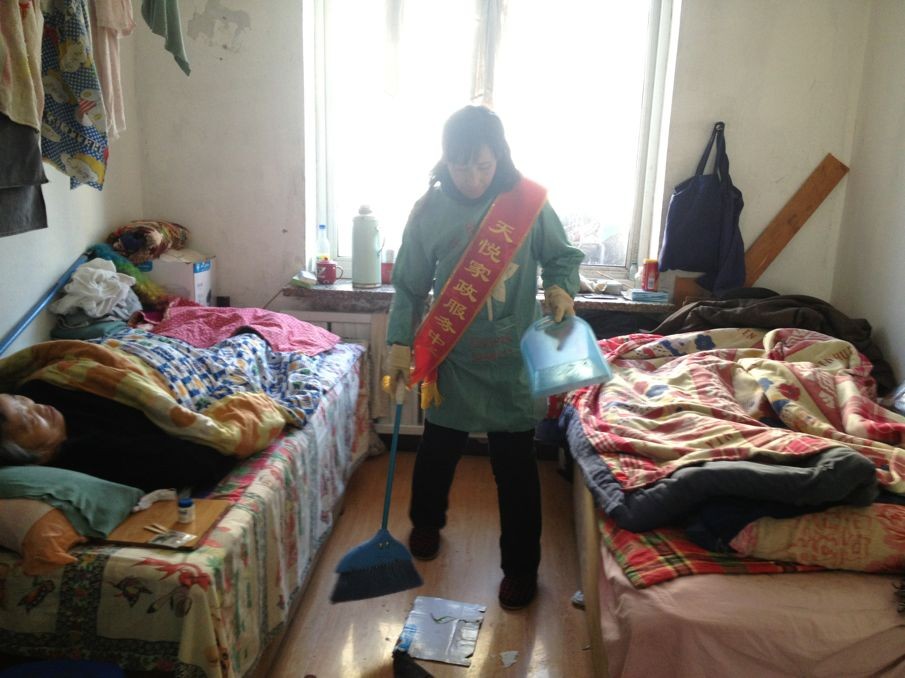 社区工作人员看望有病的居民