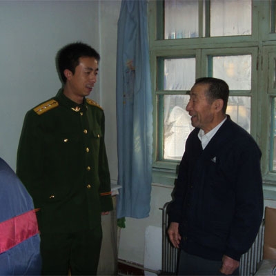 消防官兵慰问孤寡老人
