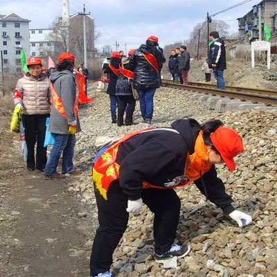 志愿者清理铁路两侧垃圾