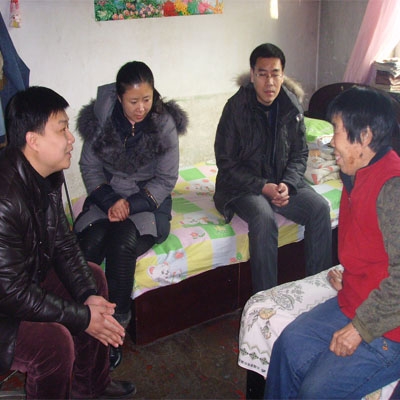 市委组织部走访社区贫困老党员