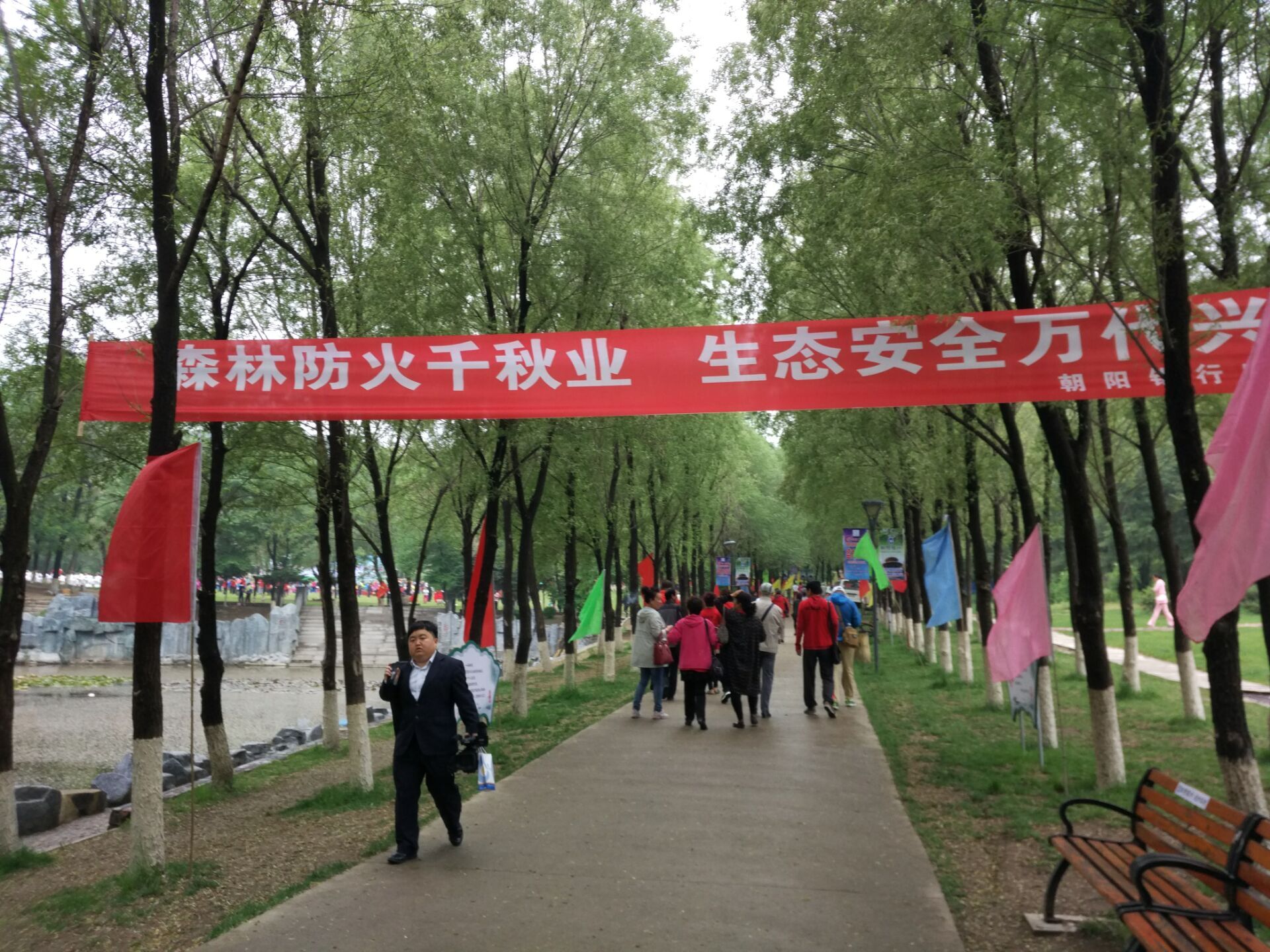 北山社区参加槐花节开幕式