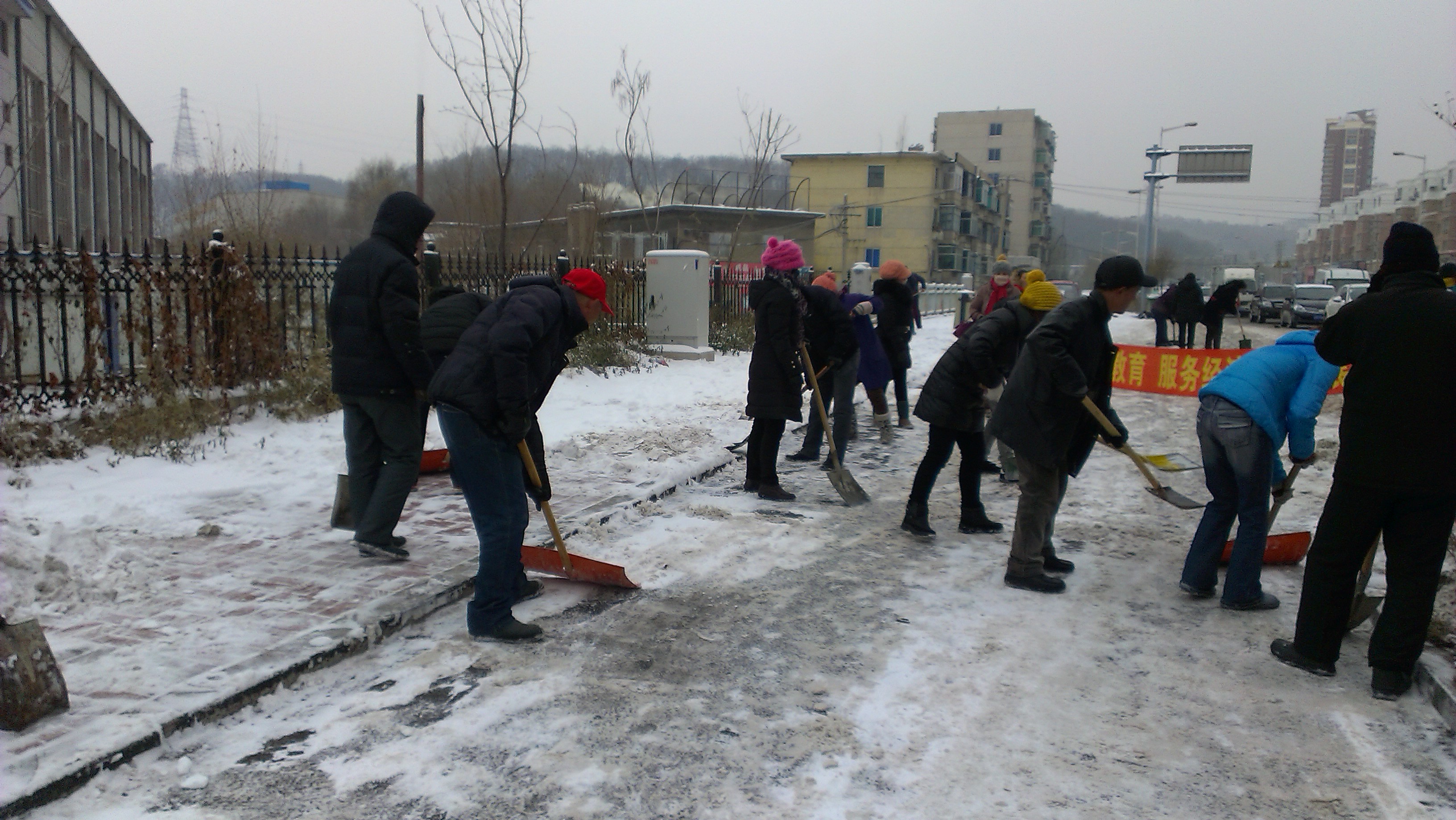 社区干部组织居民义务除雪