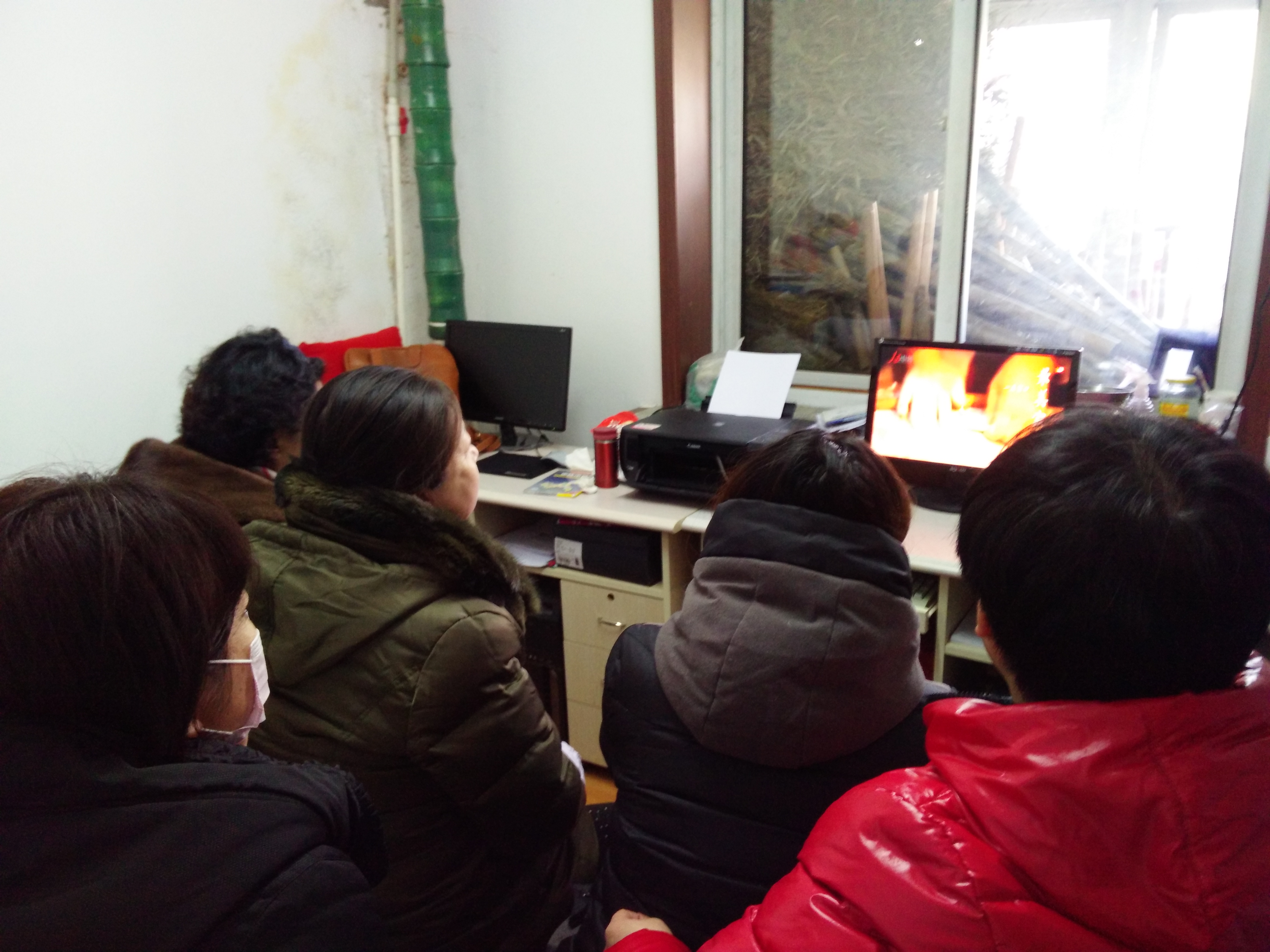 社区工会组织观看寻找最美家庭启动仪式