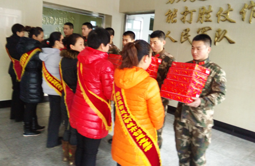 八厂社区巾帼志愿者慰问消防官兵