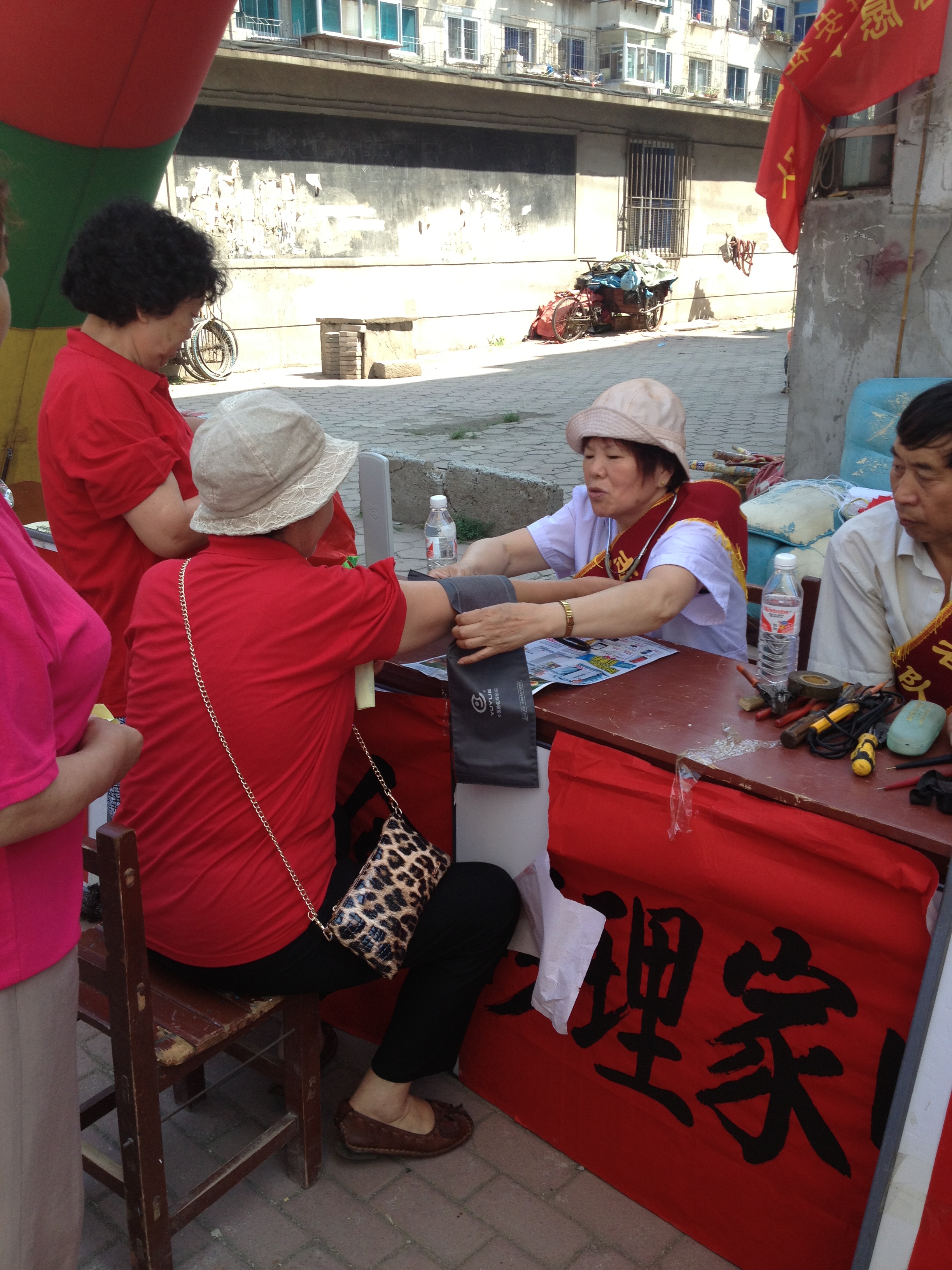 志愿者为居民义务服务
