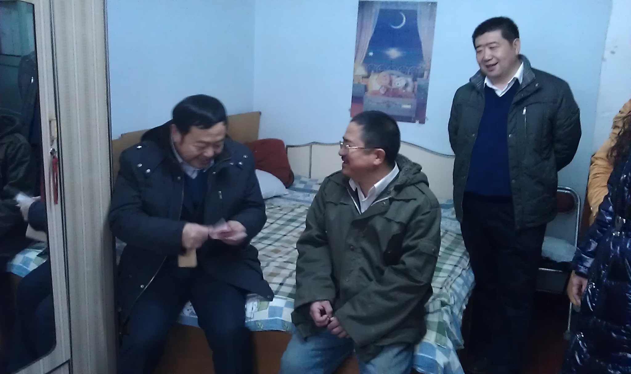 街道闫书记到社区居民家中走访慰问