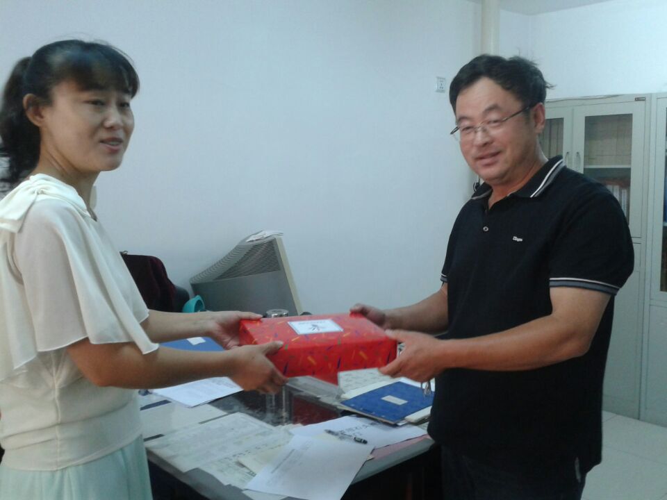 社区党组织为退役军人送去慰问品