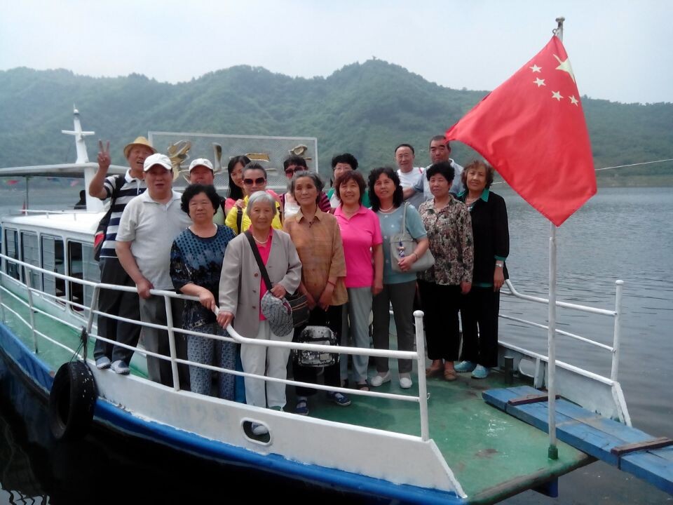 社区组织老党员到关山水库