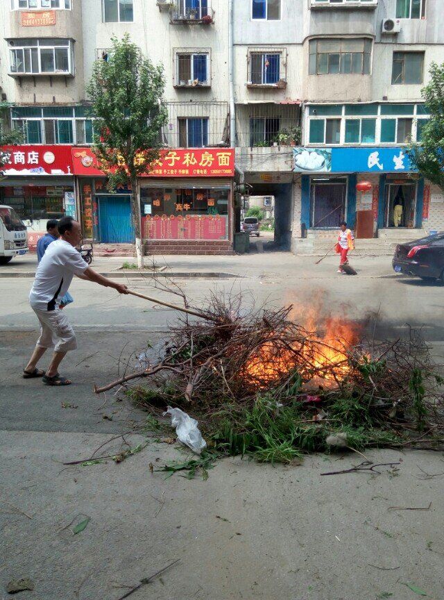 社区志愿者清理大环境卫生