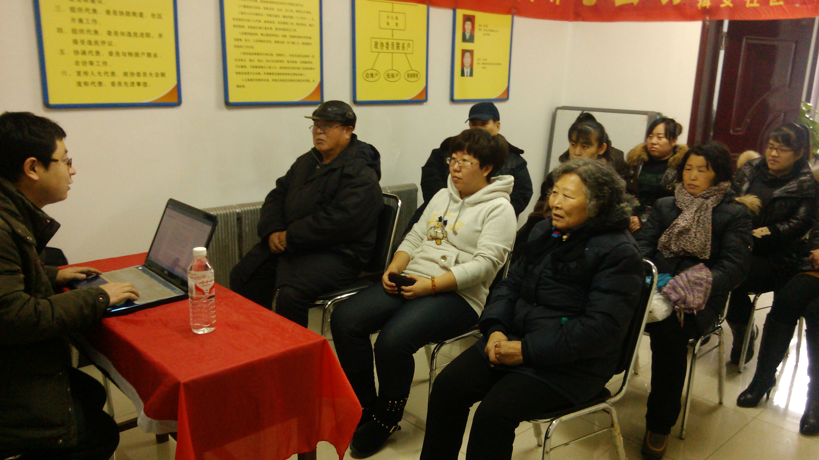居民听老师讲法律法规常识预防上当受骗