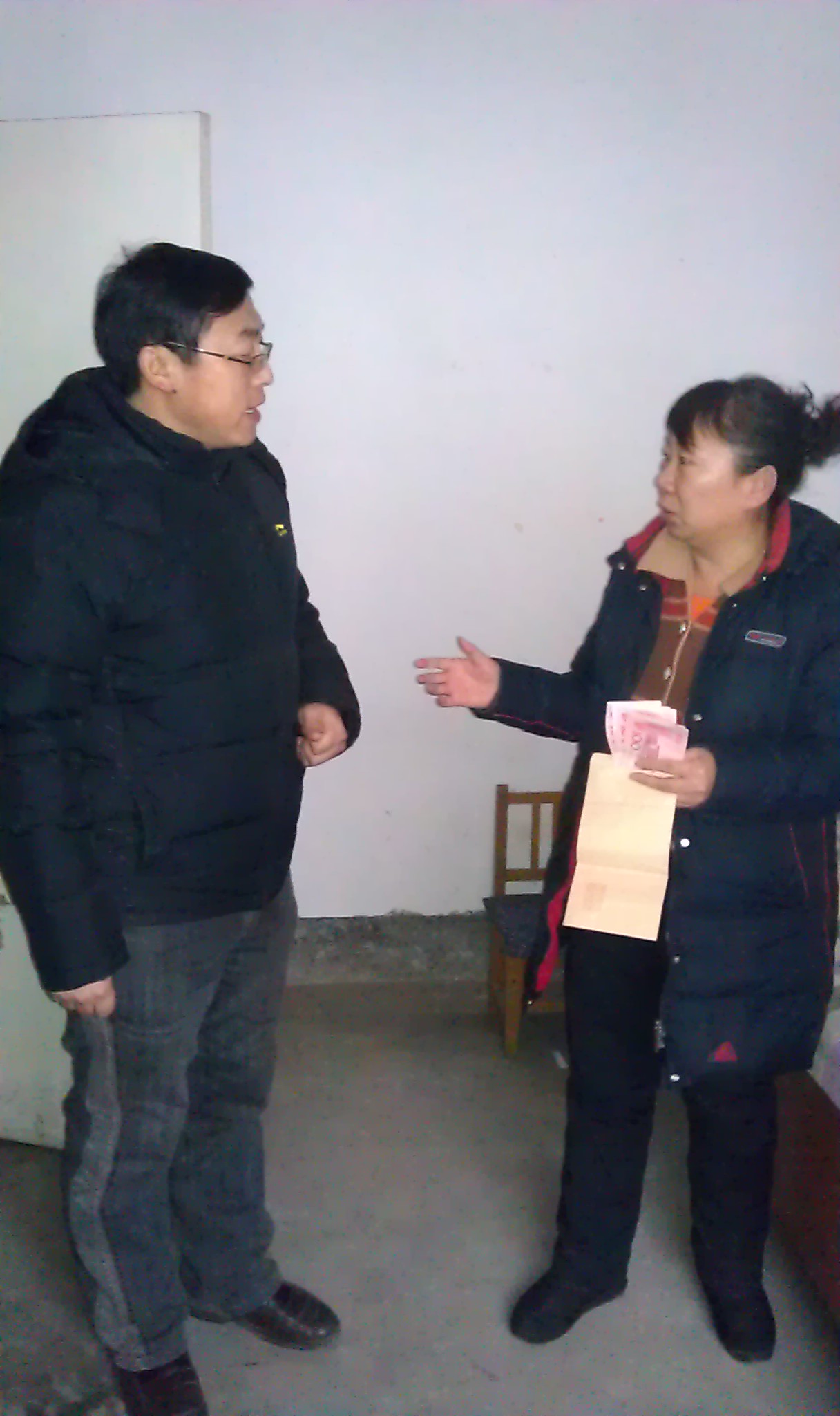 街道荆书记到社区慰问社区困难党员