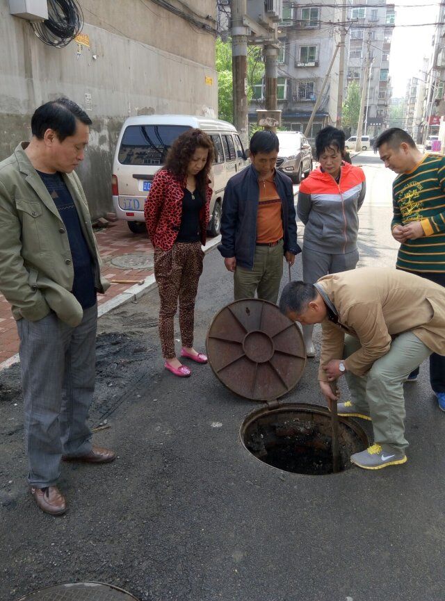 街道相关部门和社区工会联合处理辖区下水问题