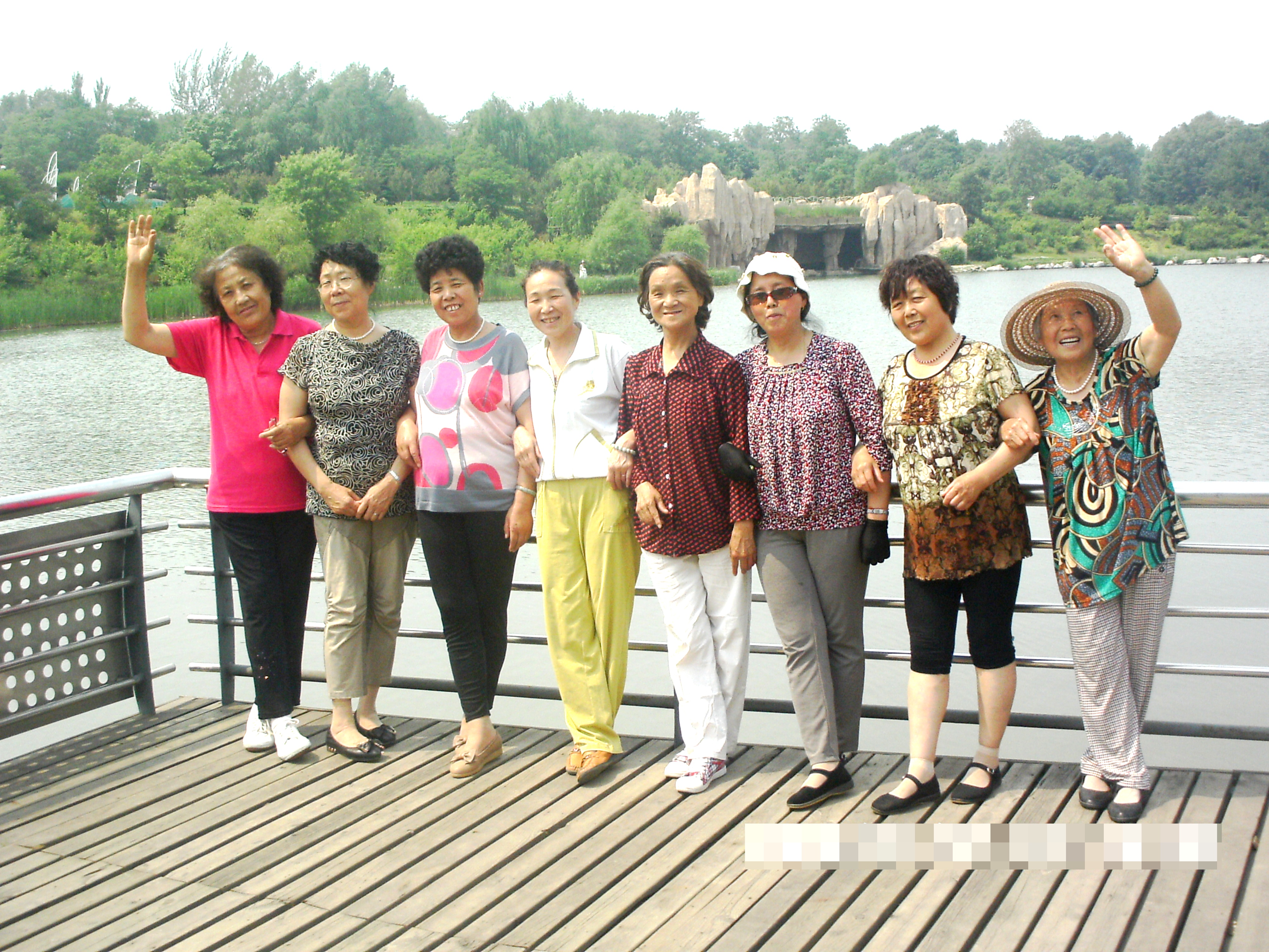 七一来临之际社区组织女工党员郊外旅游