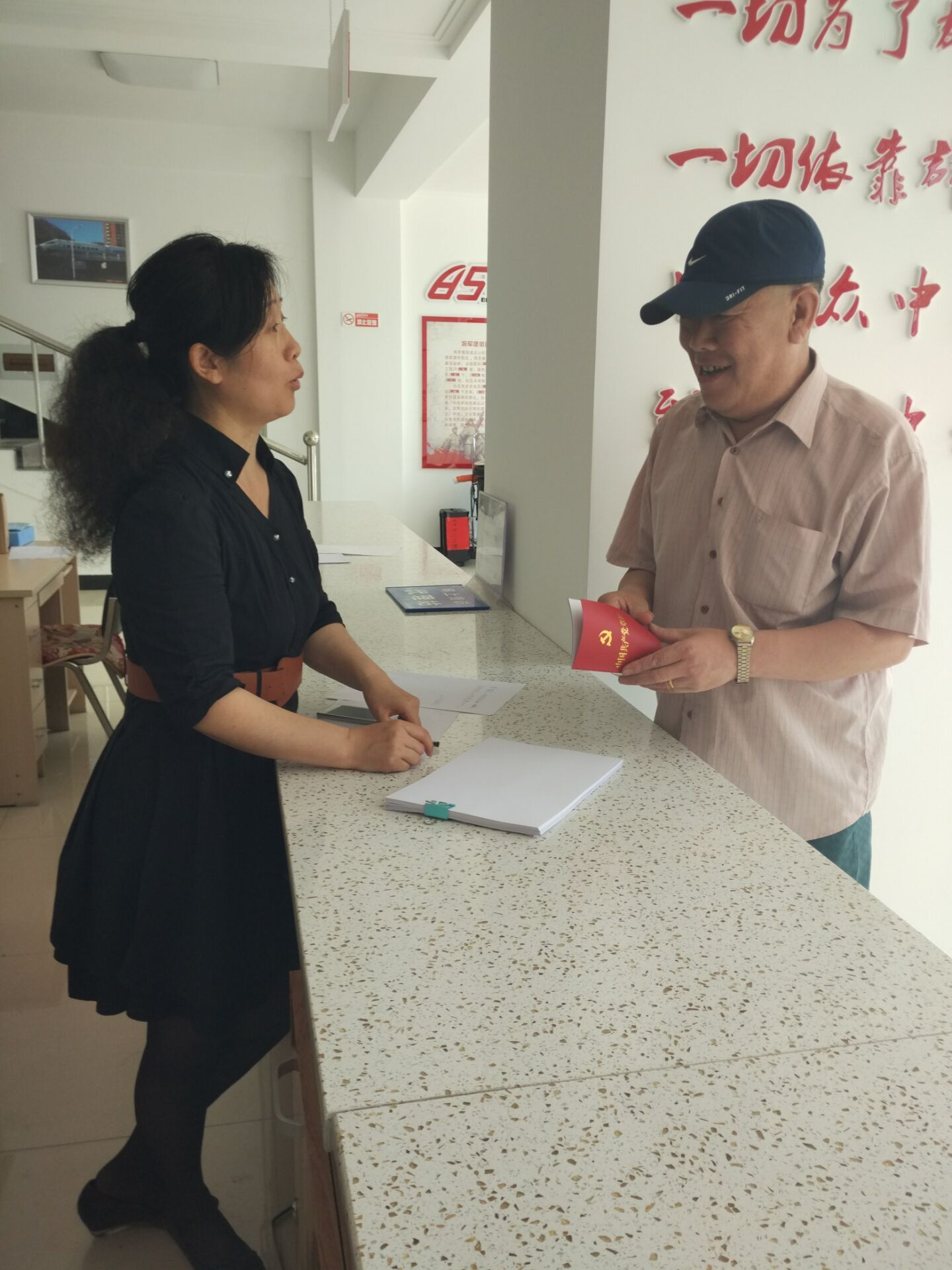 两学一做集锦（社区王书记为社区党员发党章党徽）