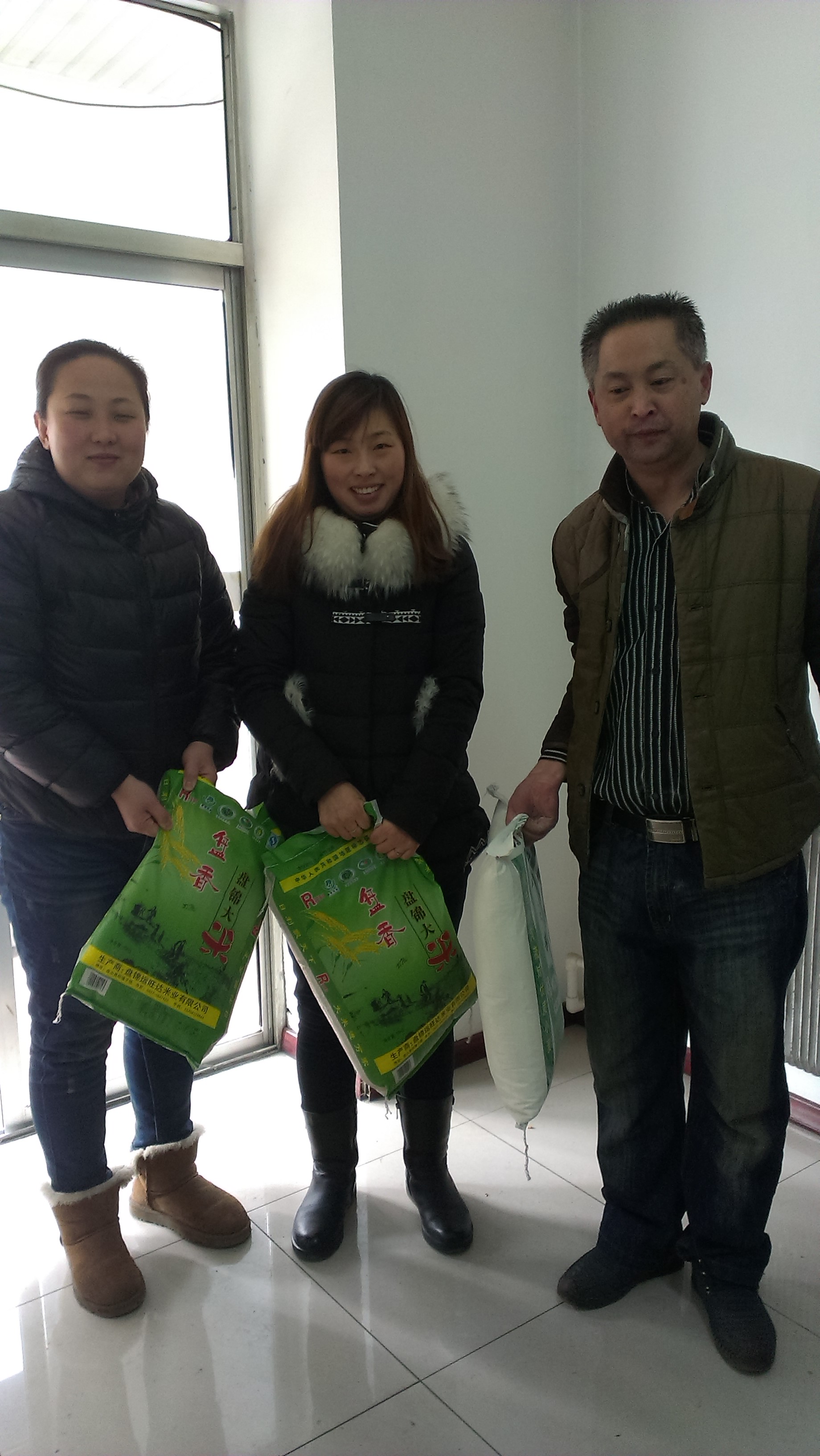 街道司法所向社区贫困刑释解教人员送春节救助