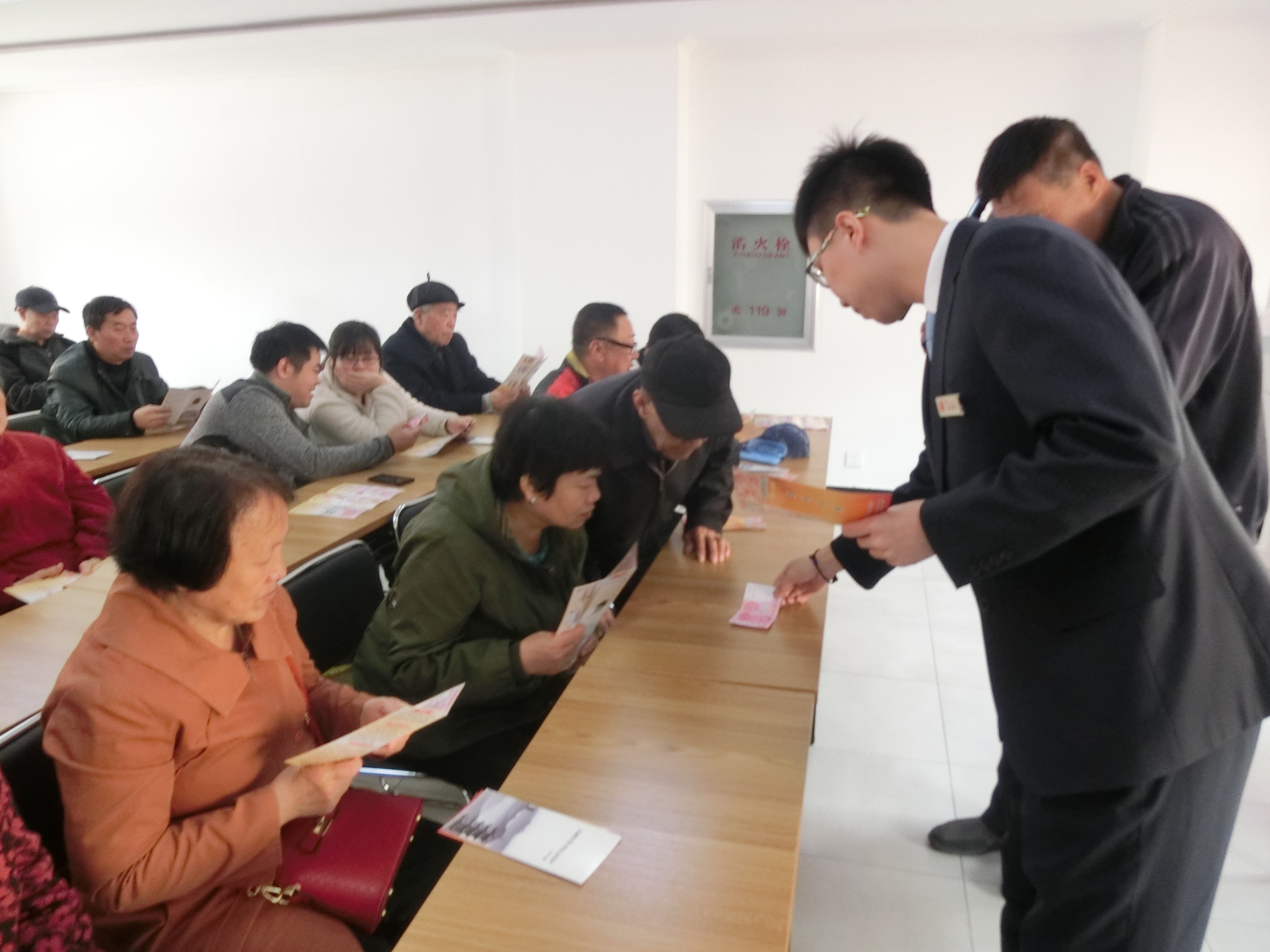 社区党员干部参加金融知识讲座学习（如何识别假币、防诈骗等）