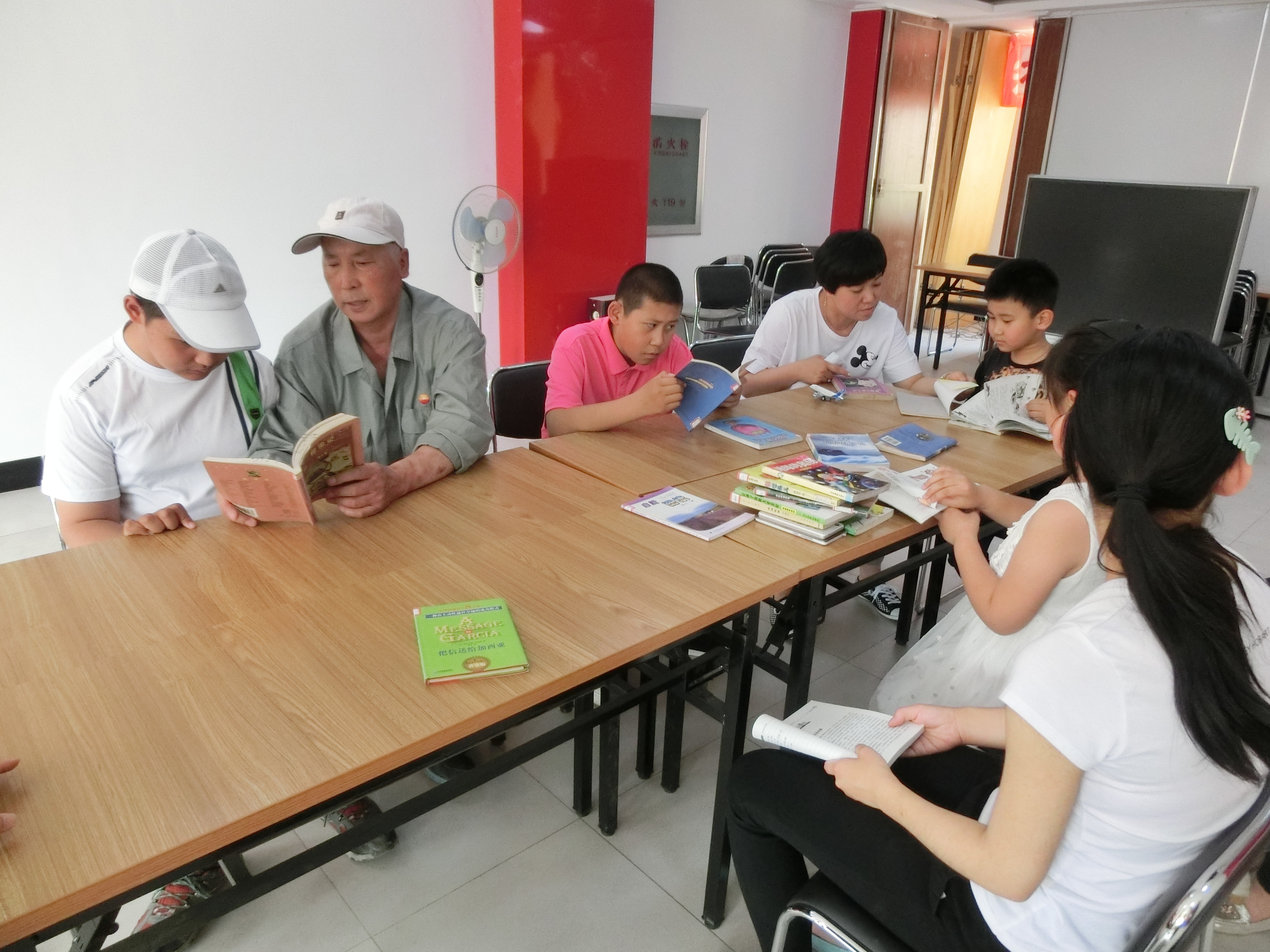 两学一做集锦（社区开展读书节活动传播正能量）