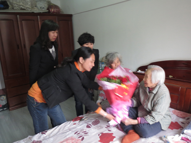 关爱老人为高龄老人送鲜花