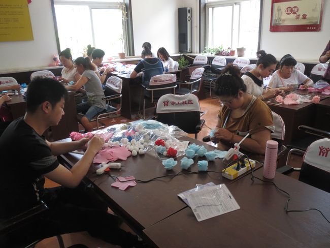 社区组织下岗失业人员学习手工制作