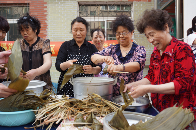 喜迎端午开展包粽子比赛