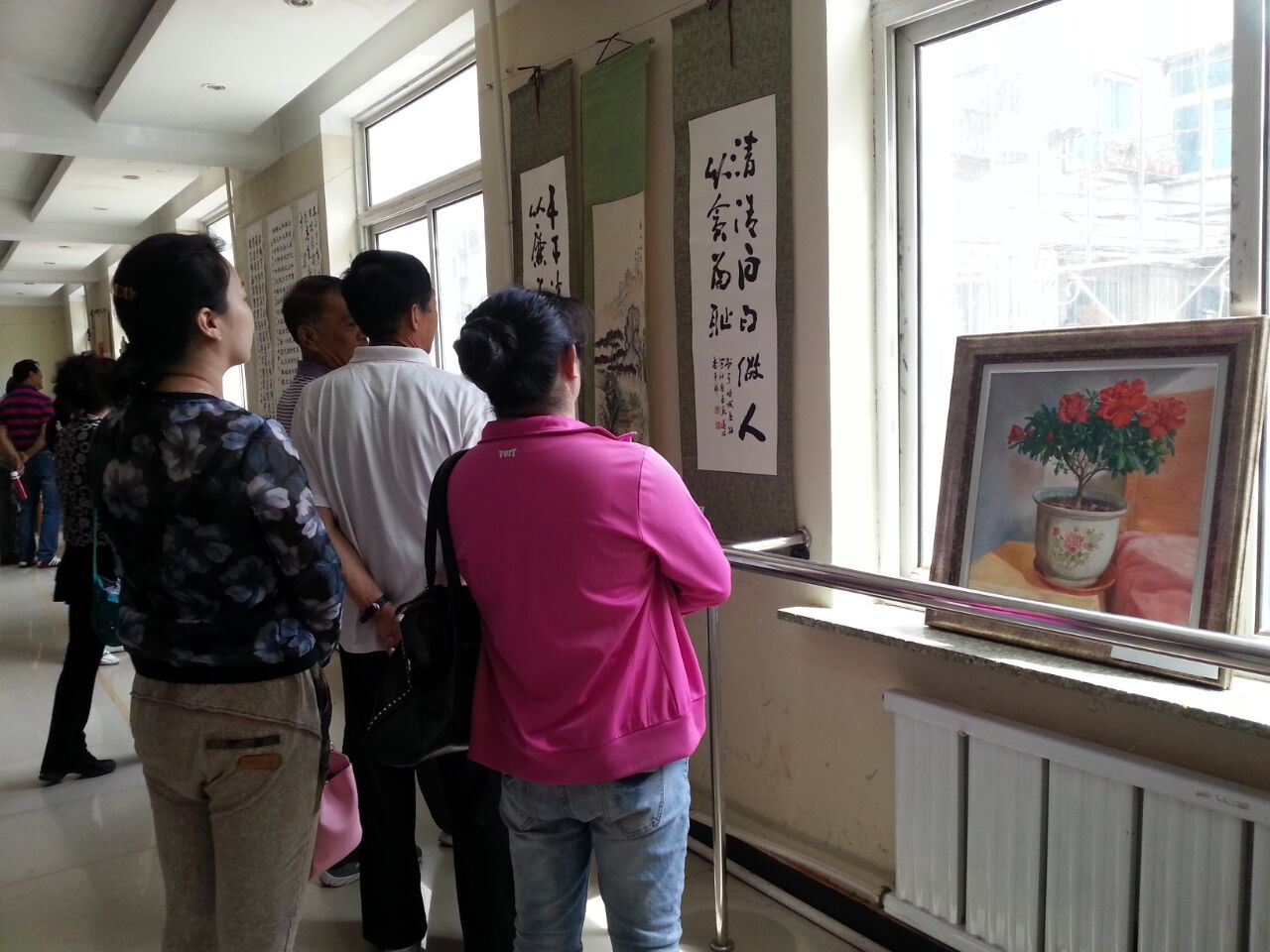 组织居民参观书画展
