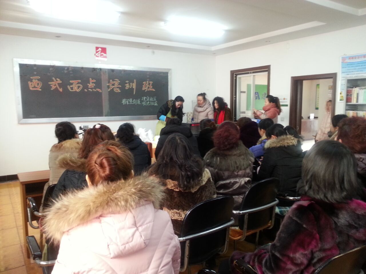 社区下岗、失业人员学习西点制作