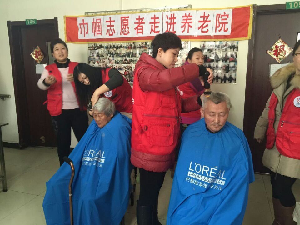 社区志愿者走进养老院为老人义务理发